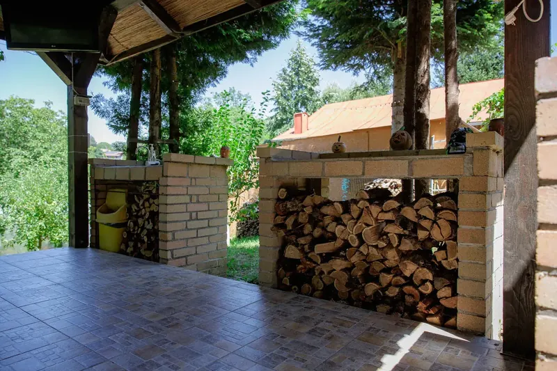 Foișorul și zona exterioară pregătite pentru oaspeți