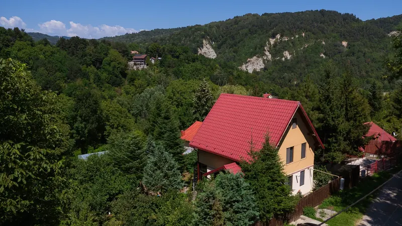 Casa Primăverii în peisajul verde al Brezei