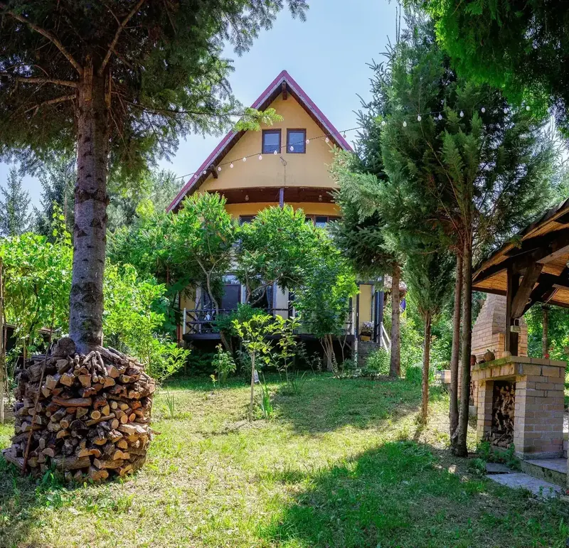 Casa Primăverii și grădina verde din Breaza